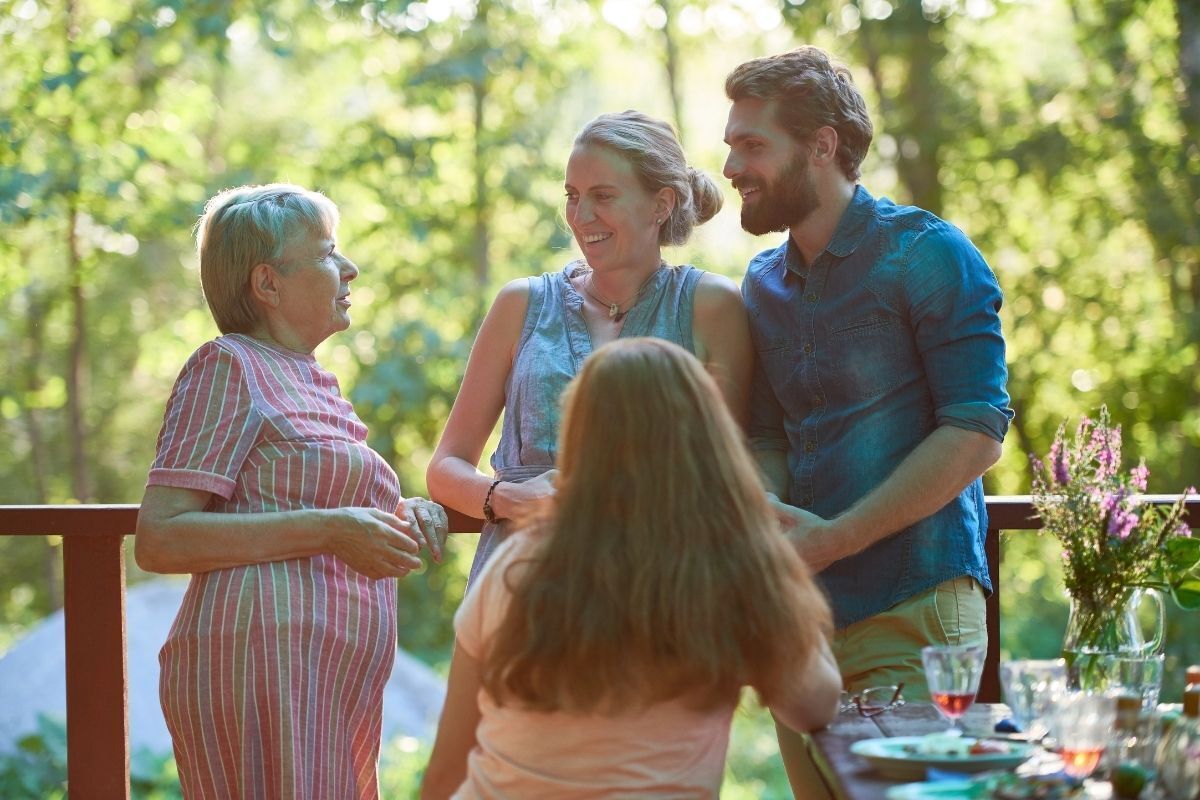 Família reunida em uma conversa