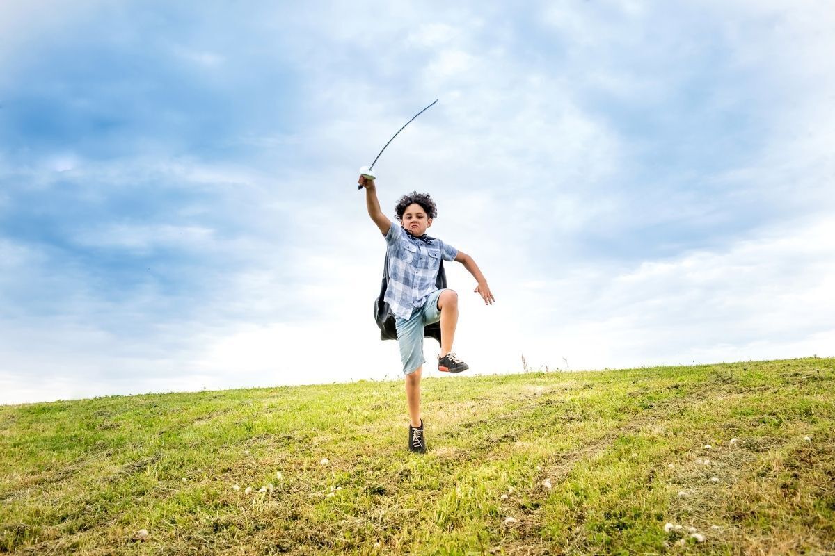 Menino brincando como se fosse um soldado