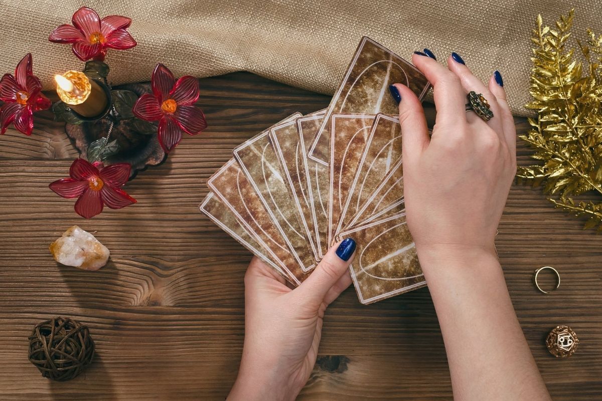 Mulher lendo cartas de Tarot