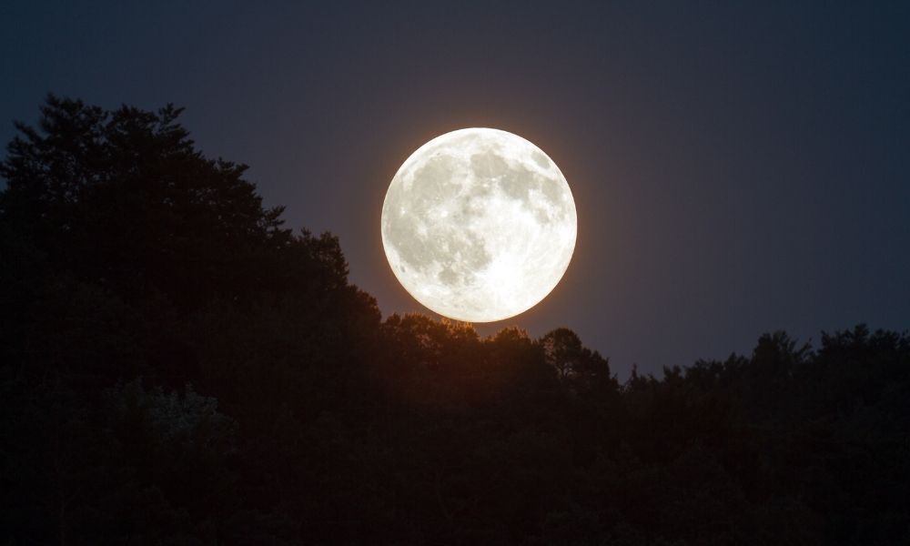 Lua no céu.