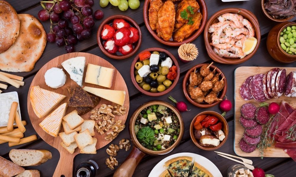 Alimentos espalhados por mesa.