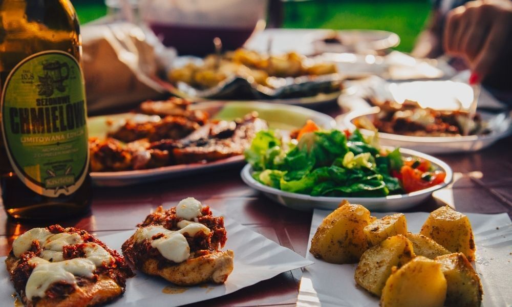 Alimentos espalhados sobre a mesa.