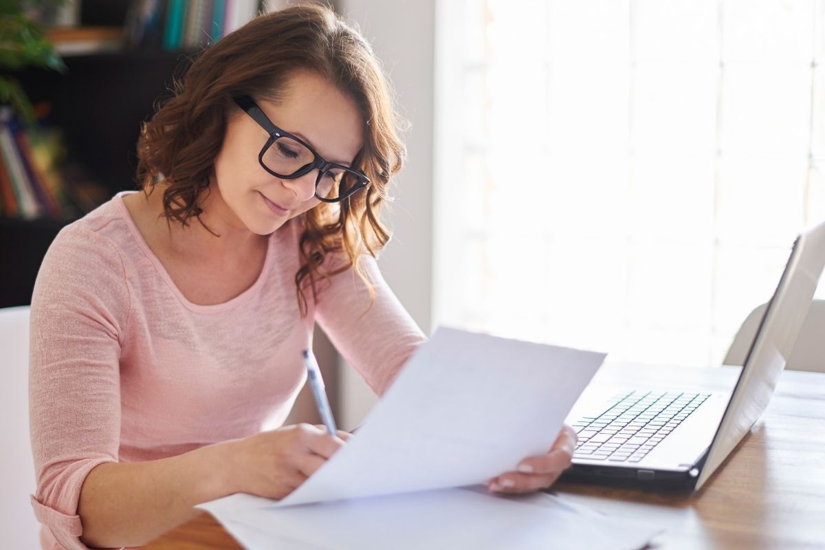 Carreiras para o signo de virgem - mulher trabalhando em um escritório, analisando os papéis