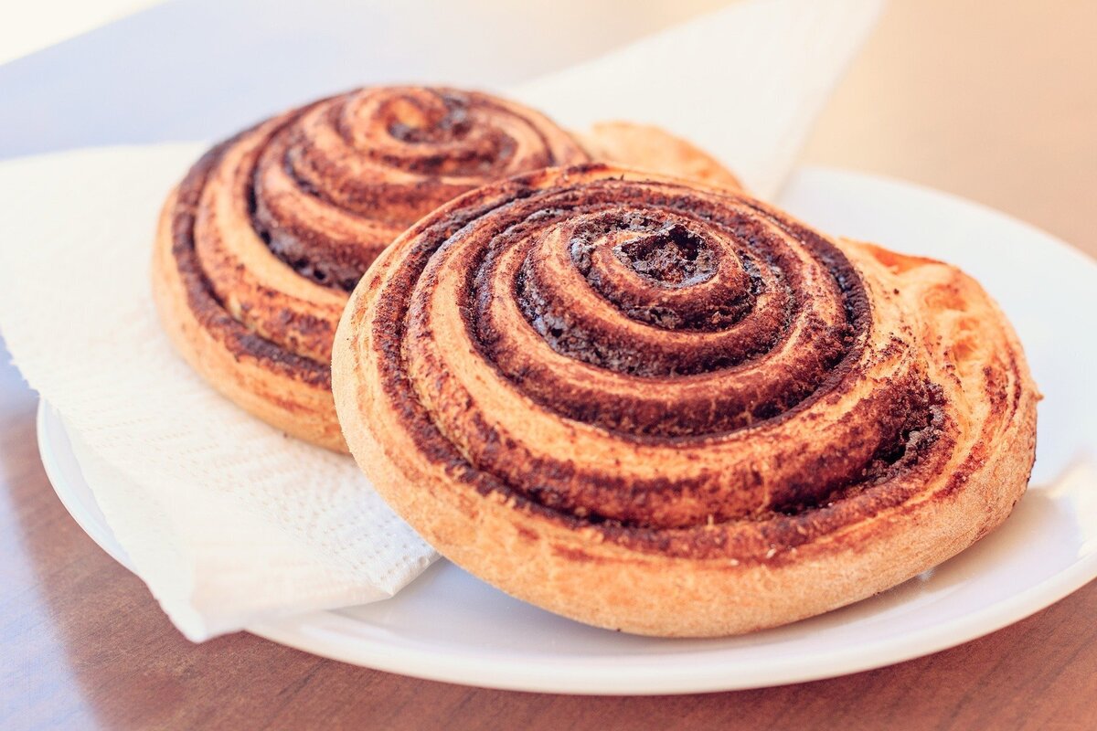 Dois pães doces pequenos com recheio de chocolate. 