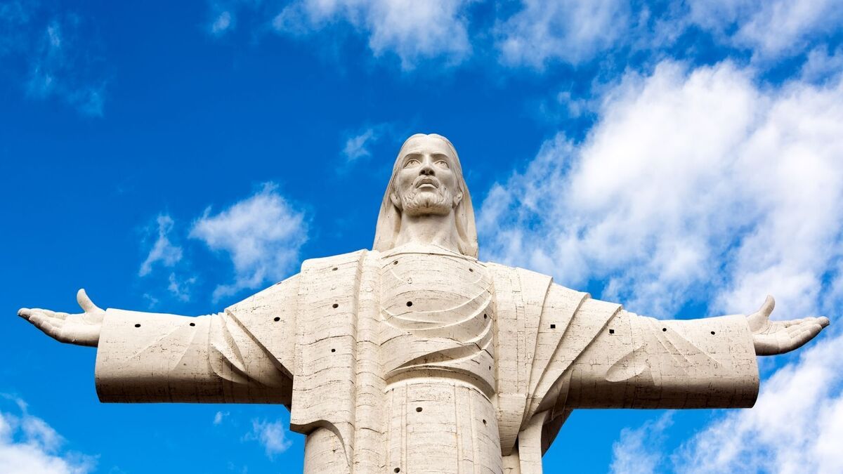 Estátua de cristo com os braços abertos.