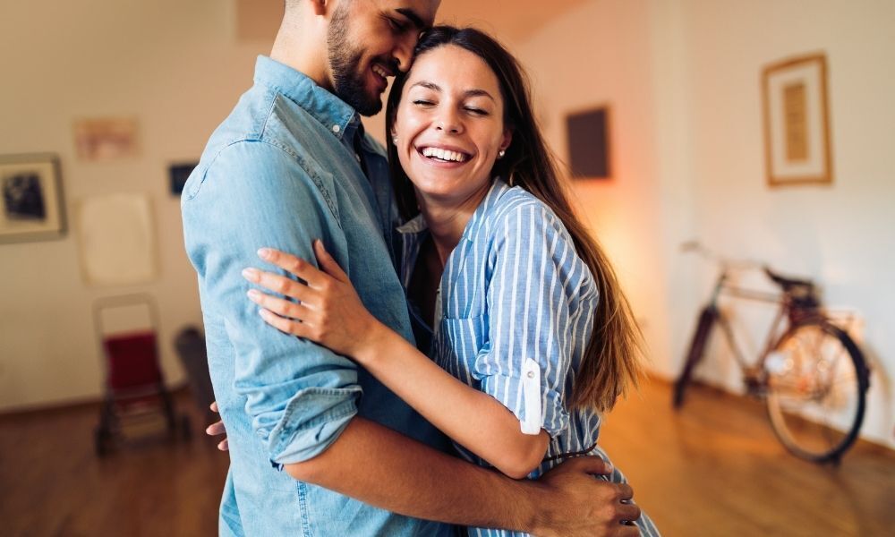 Casal abraçado.