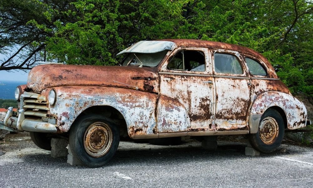 Carro enferrujado.