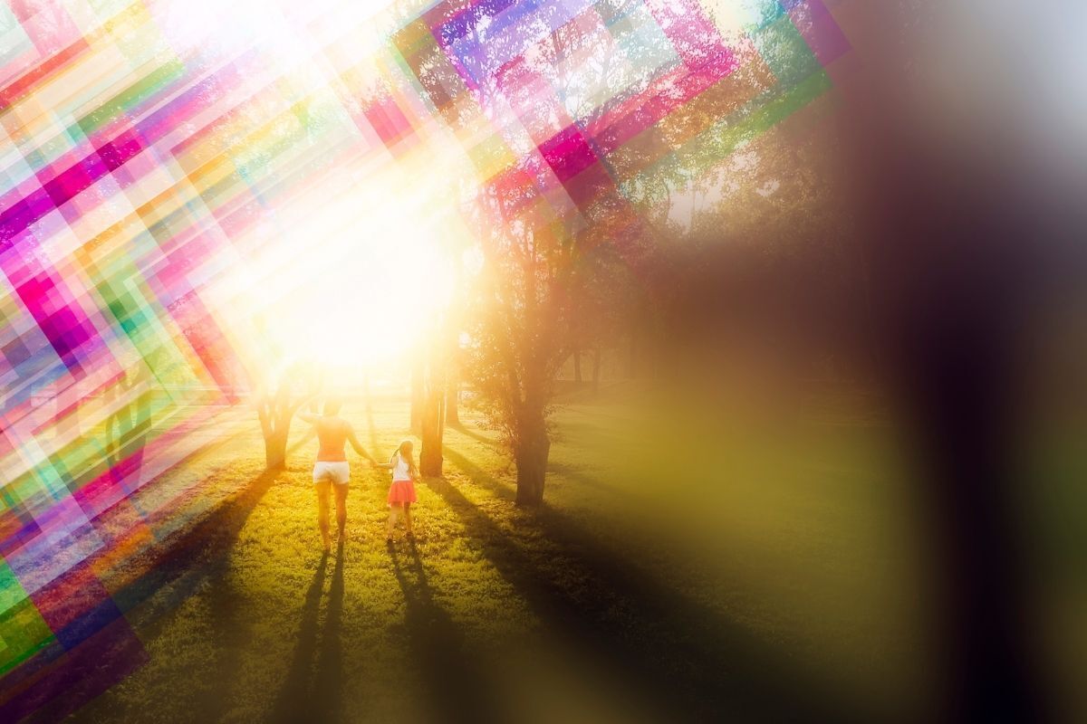 Famíiia brincando no parque, iluminados por uma aura amarela