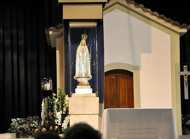 Imagem de Nossa Senhora de Fátima em igreja.