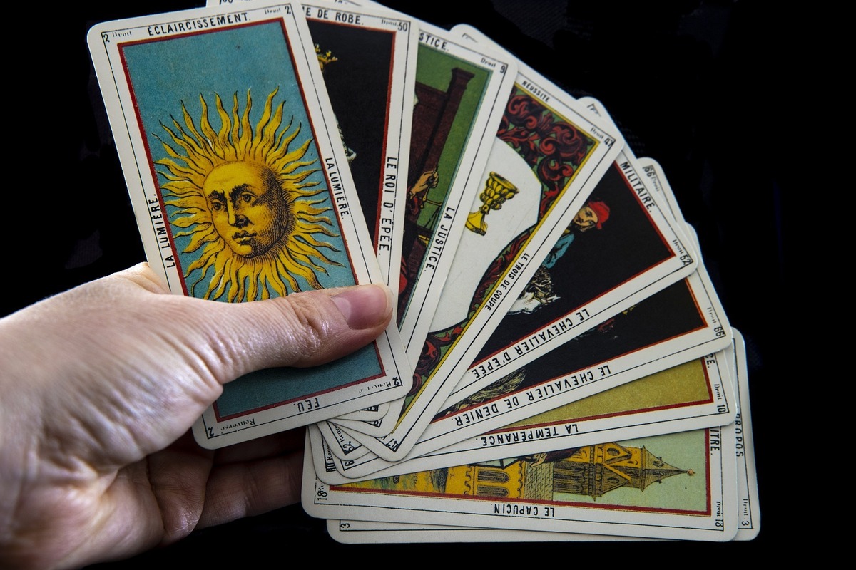 Cartas do Tarot com destaque para a carta Sol