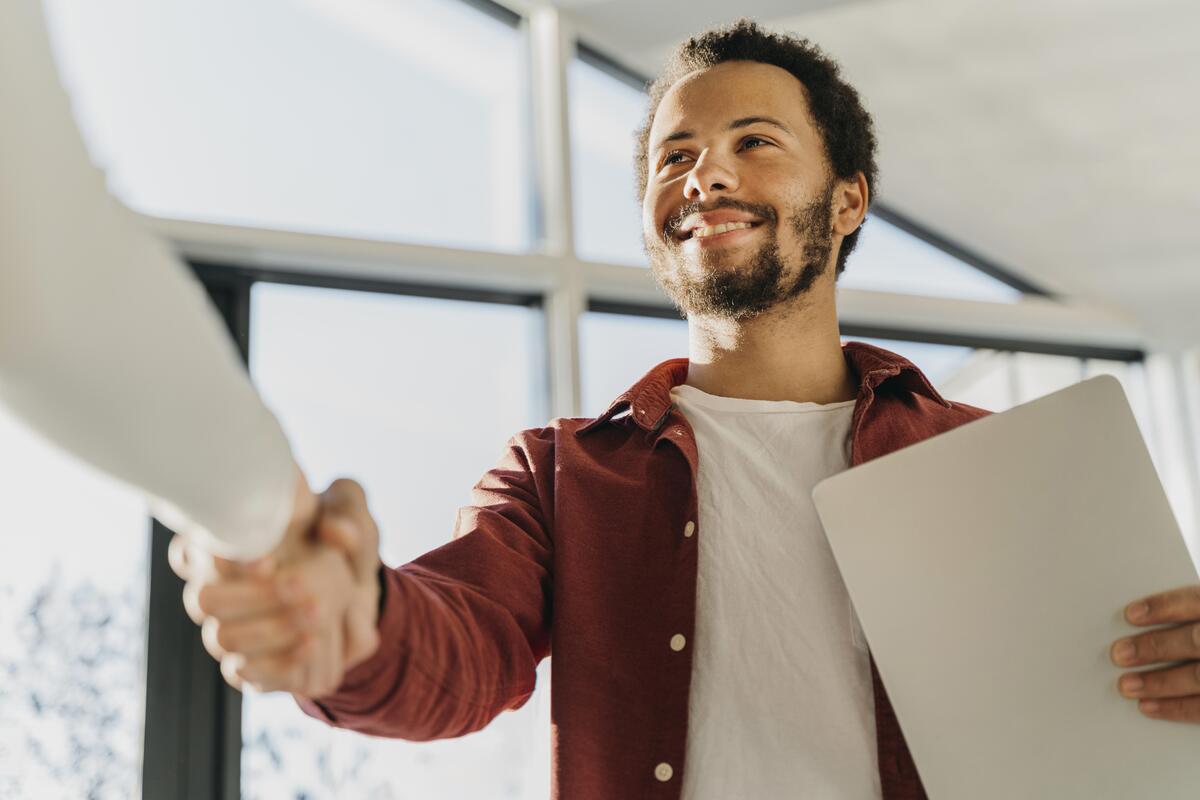 Homem feliz sendo contratado em novo emprego