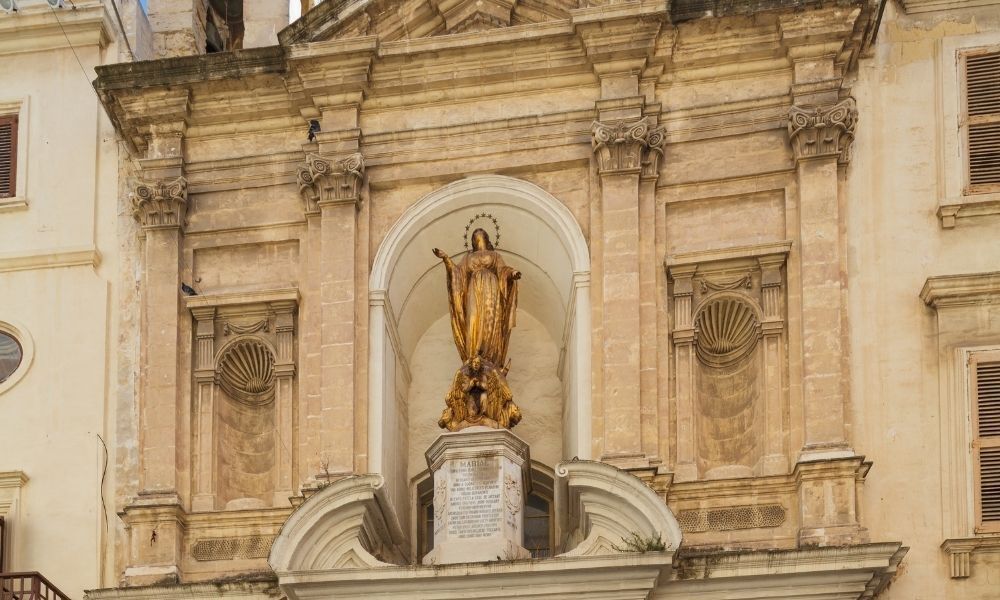 Estátua de Santa Bárbara.