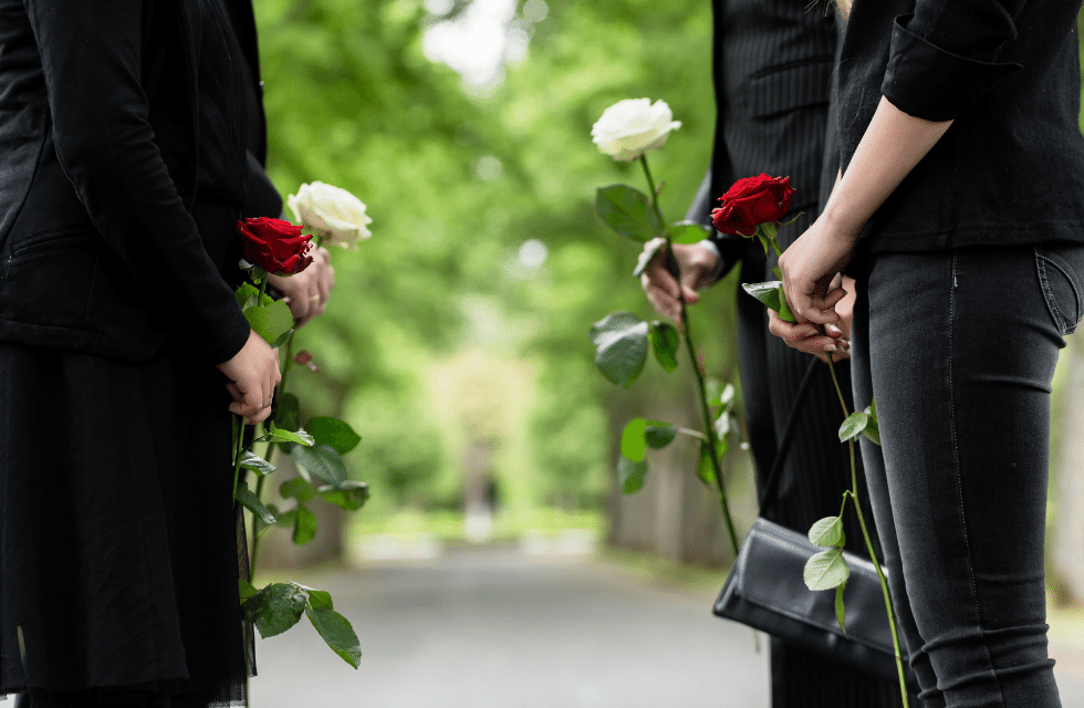 Pessoas de preto evidenciando aviso de morte