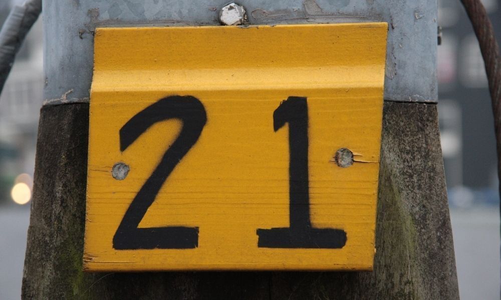 Número 21 em placa.