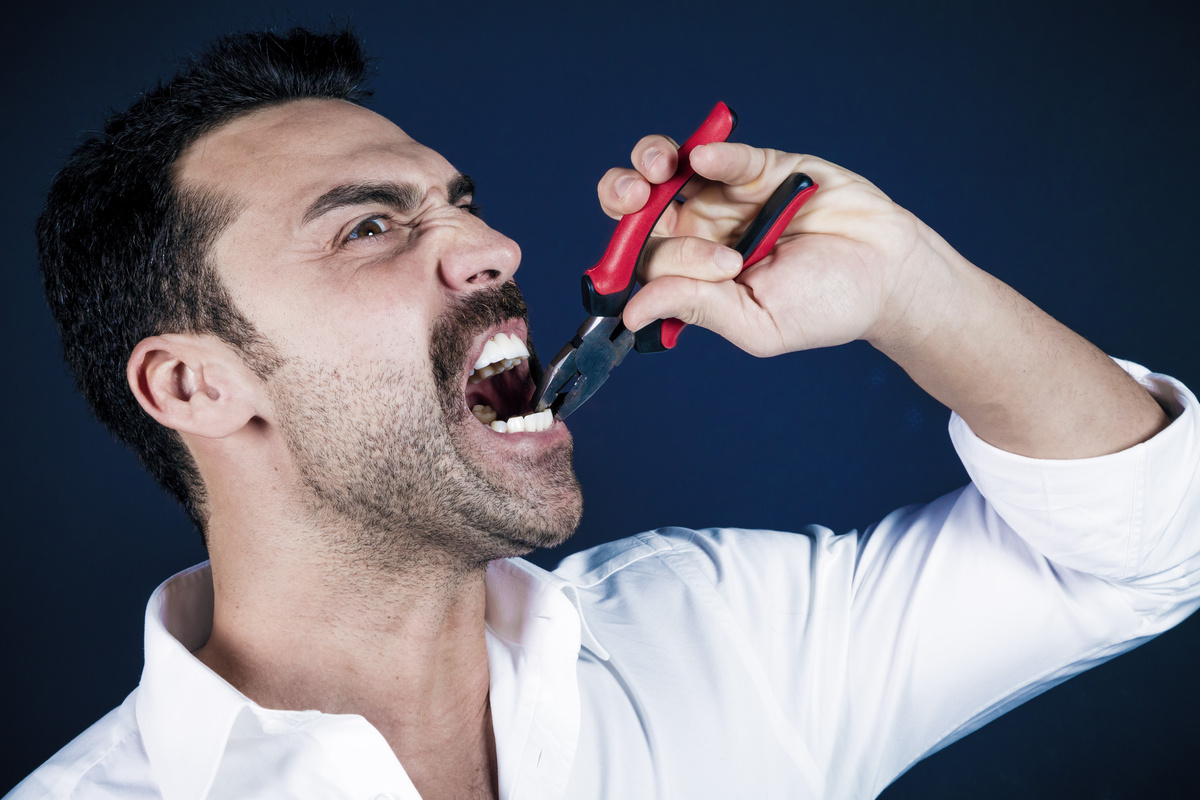 Homem arrancando o próprio dente