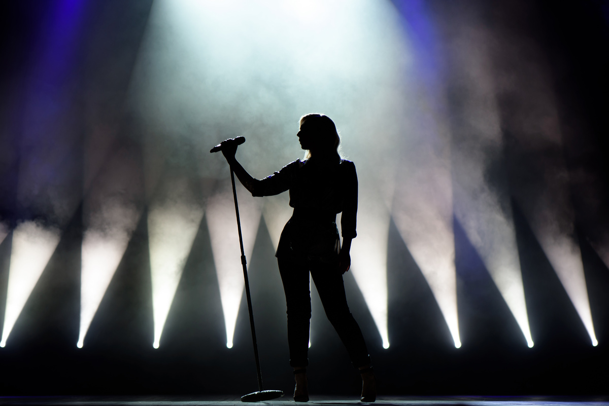 Cantora famosa no palco