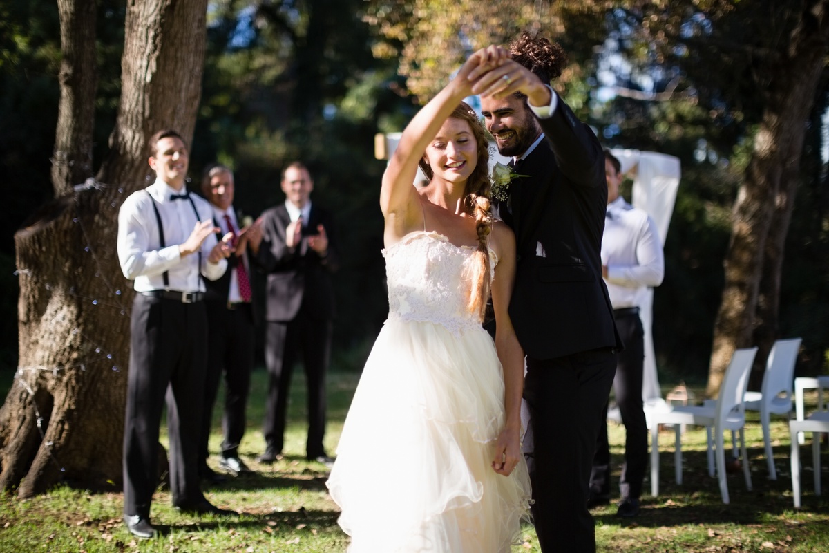 Ex-esposa em sua primeira dança com novo marido, durante seu casamento. 