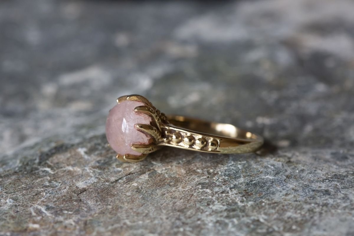 Anel dourado com cristal de quartzo rosa