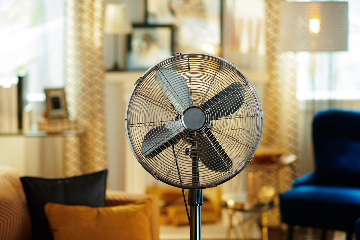 Ventilador de chão preto na sala