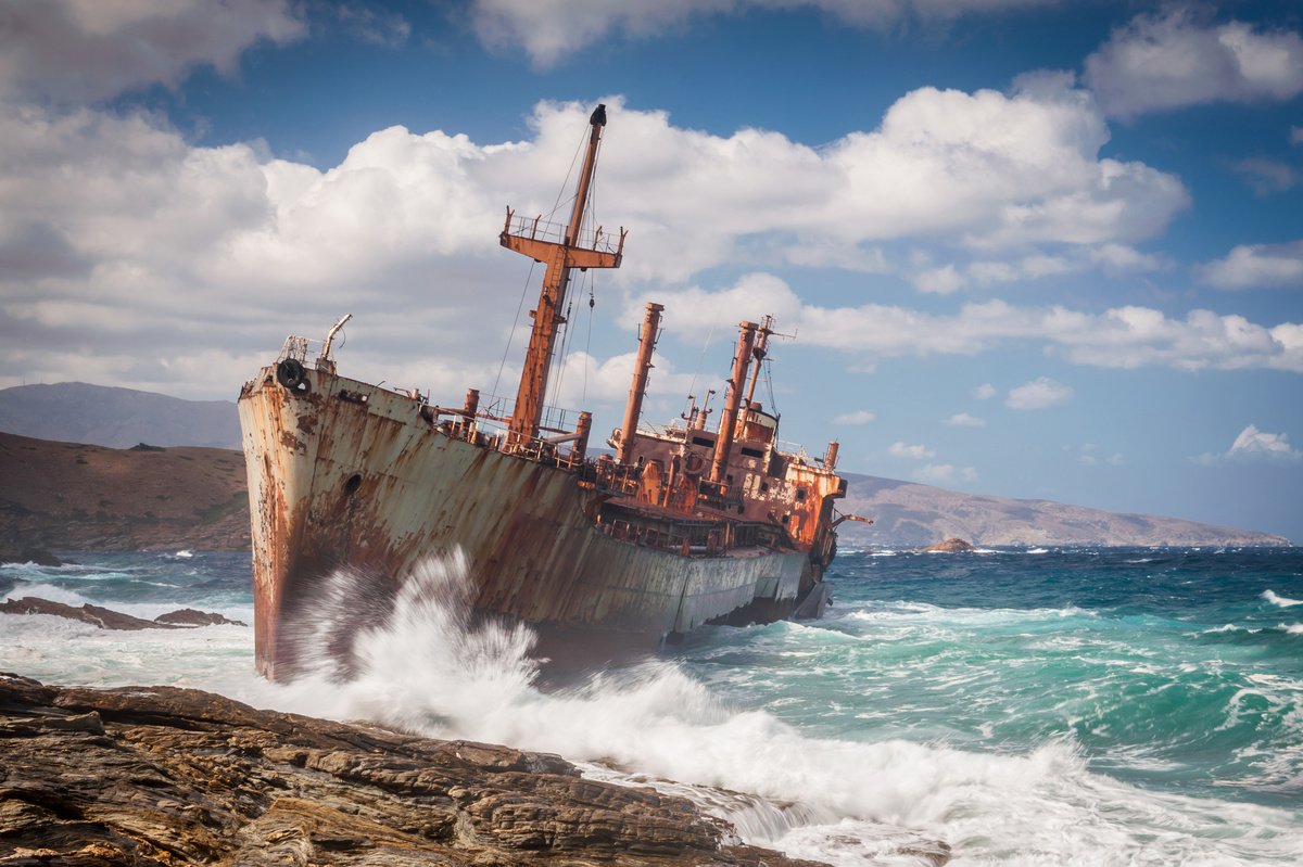 Navio naufragando.