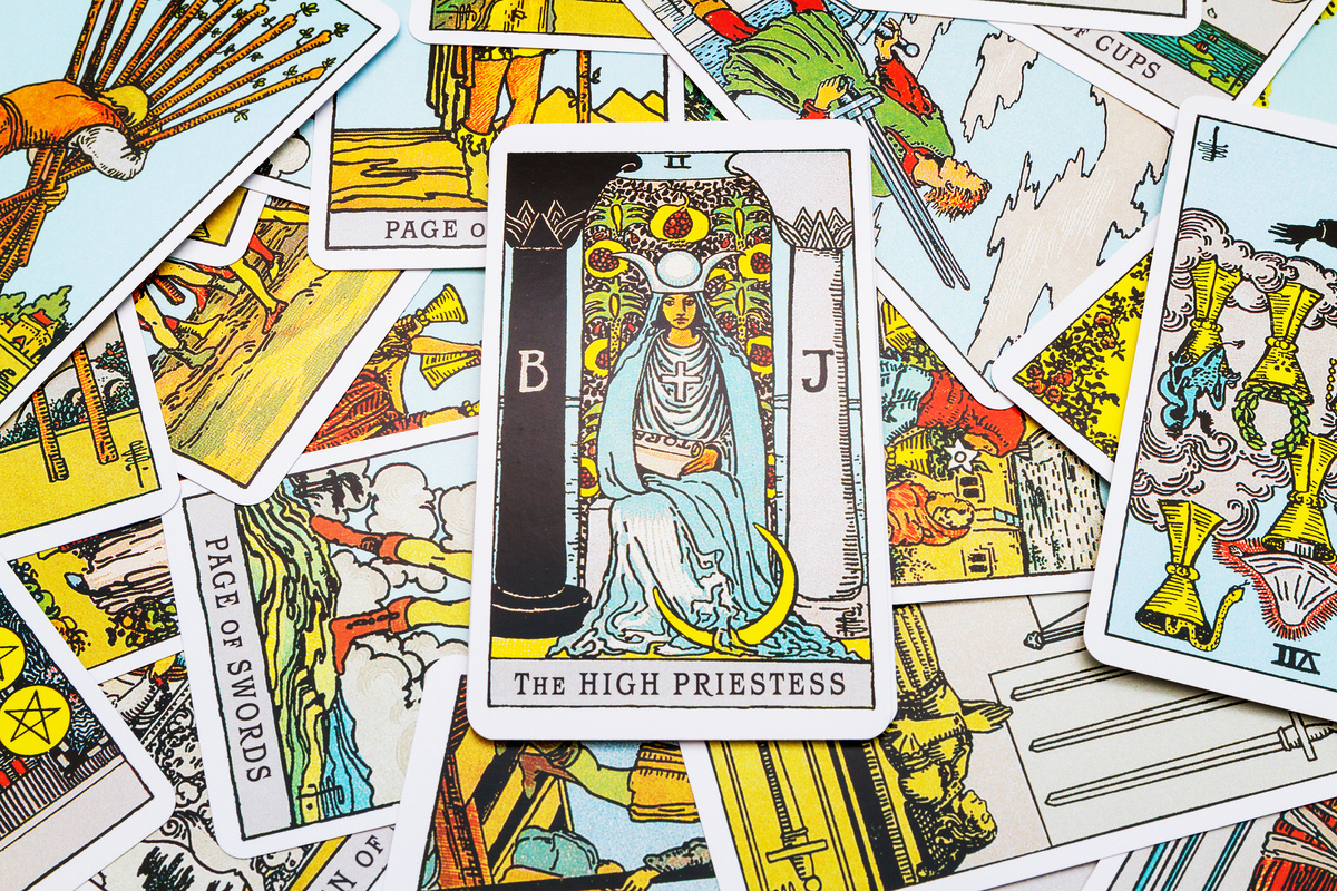 Carta Sacerdotisa ou Papisa em meio a outras cartas de tarot