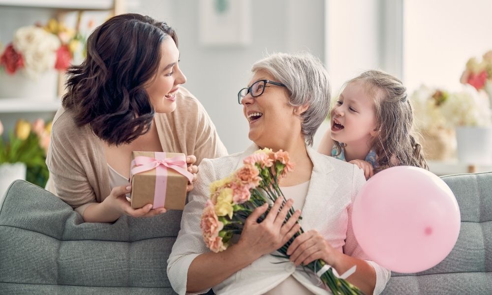 Mãe, filha e netas comemorando Dia das Mães.