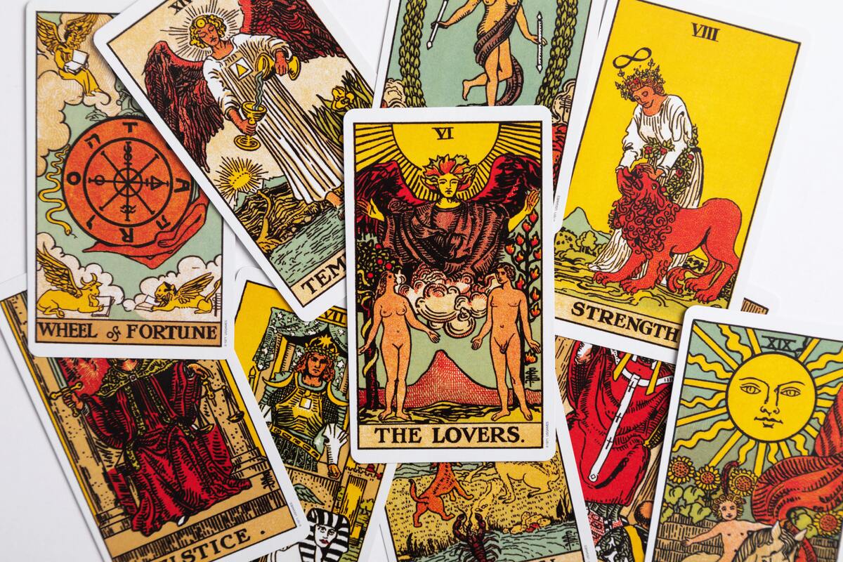 Cartas de Tarot espalhadas.