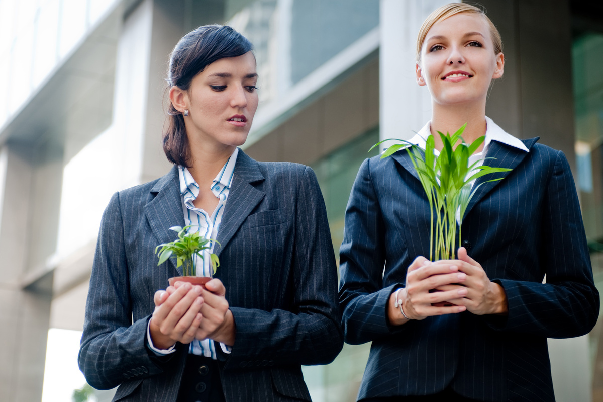 Mulher com inveja da planta da outra mulher. 