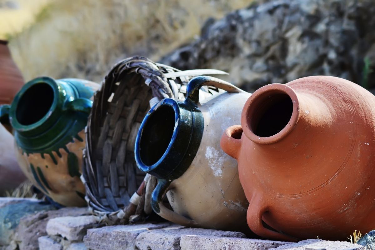 Quartinhas de cerâmica e de barro