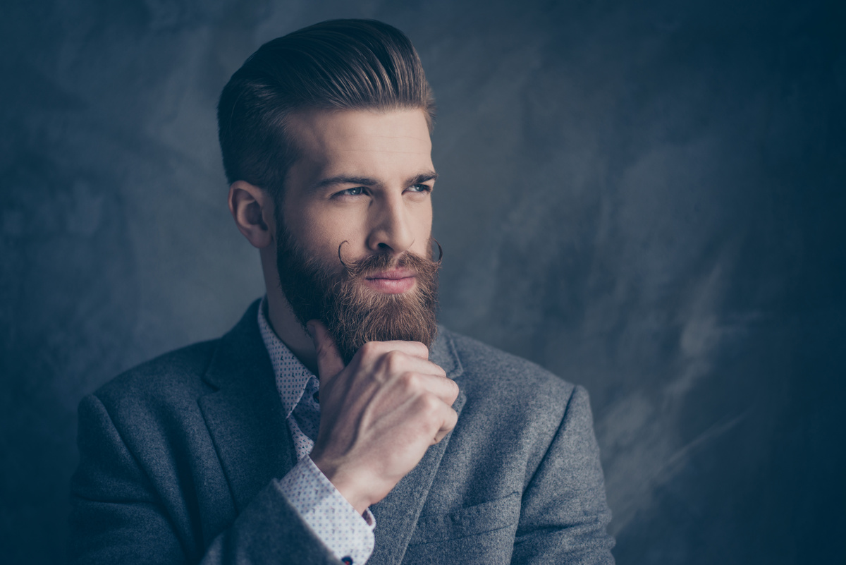 Homem de terno com bigode e barba