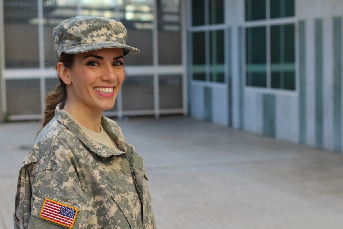 Militar americana sorrindo para a foto