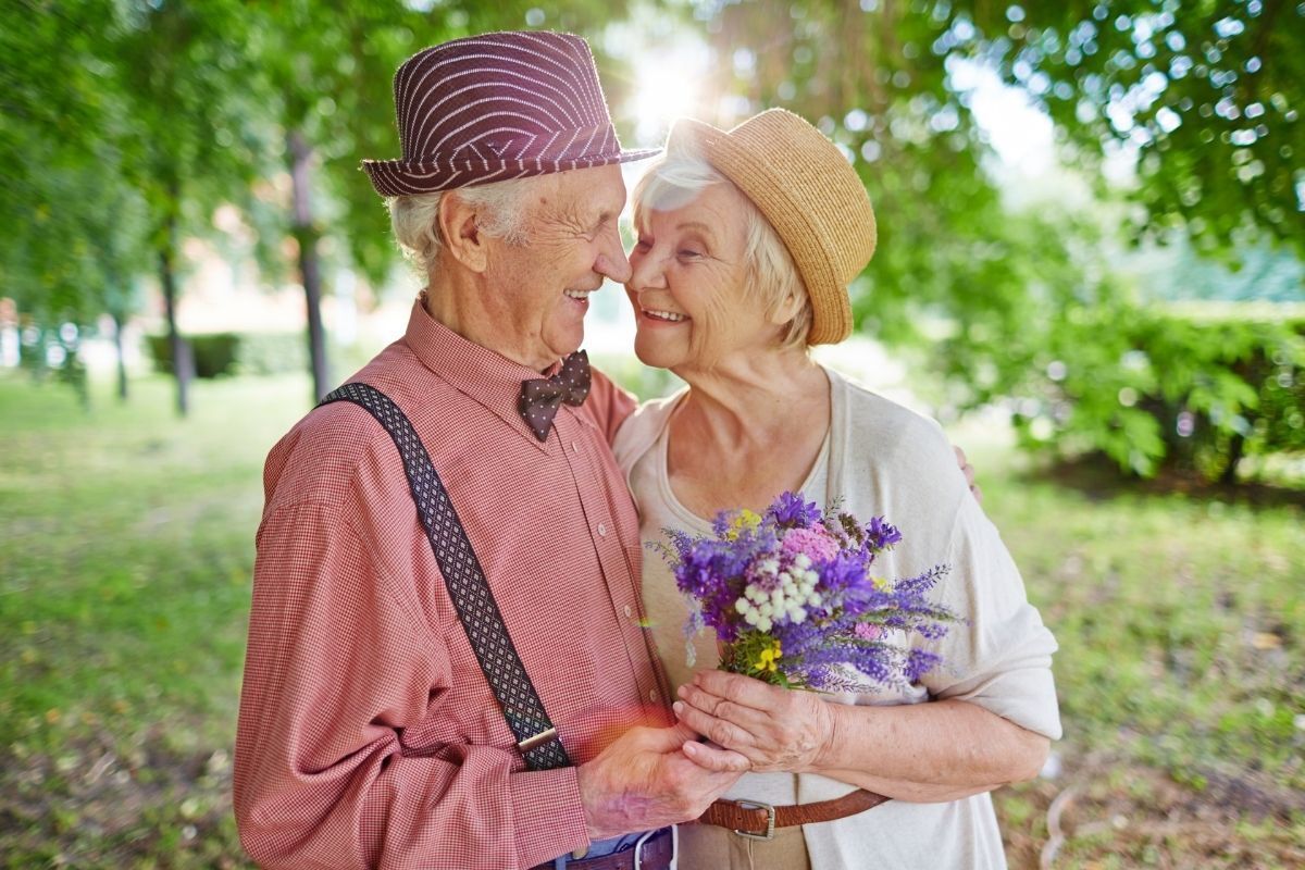 Casal de idosos caminhando.