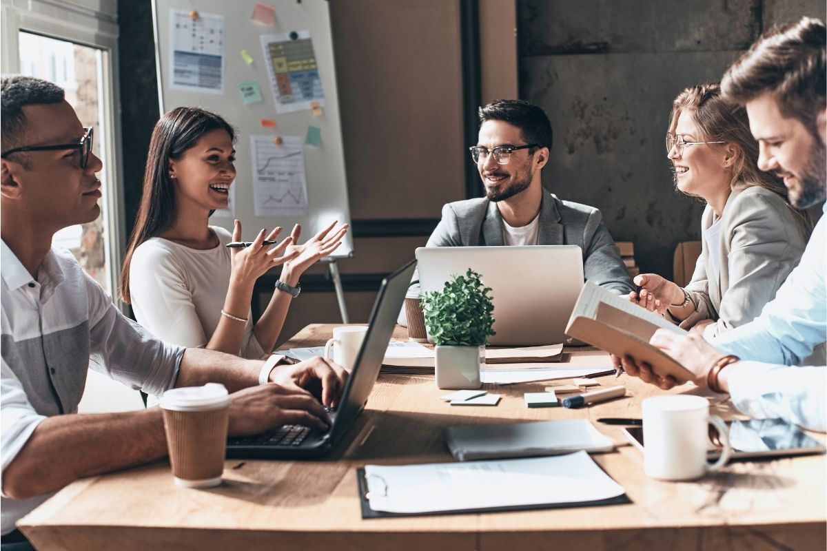 trabalhadores discutindo assuntos em uma reunião 