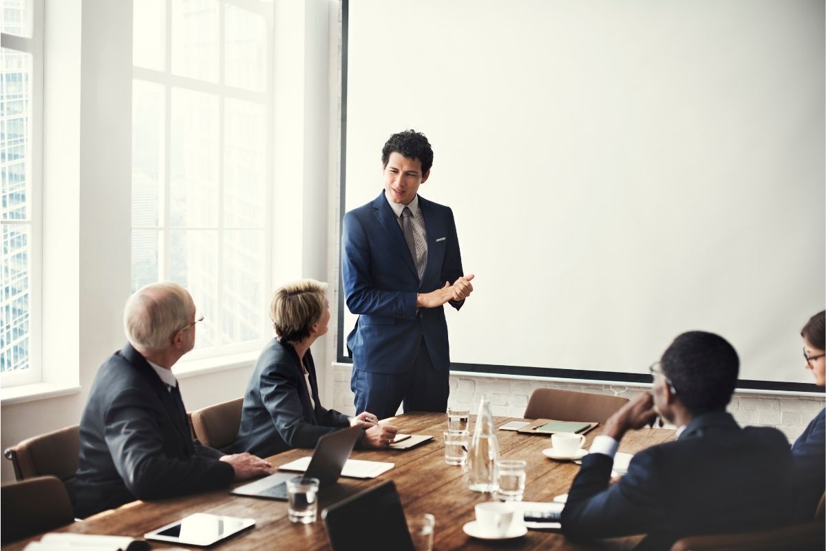 Perfil do comunicador: homem apresentando propostas à empresa com confiança