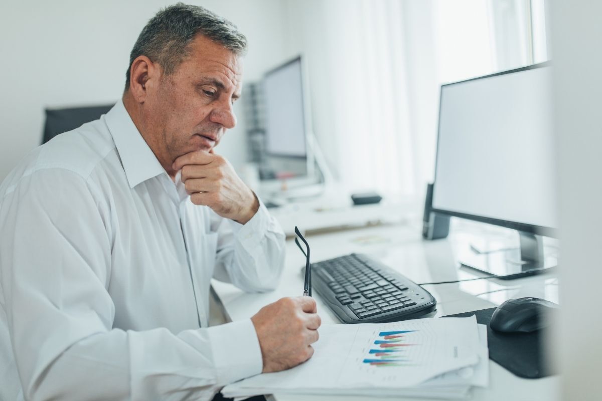 Líder analisando o perfil comportamental de um possível colaborador