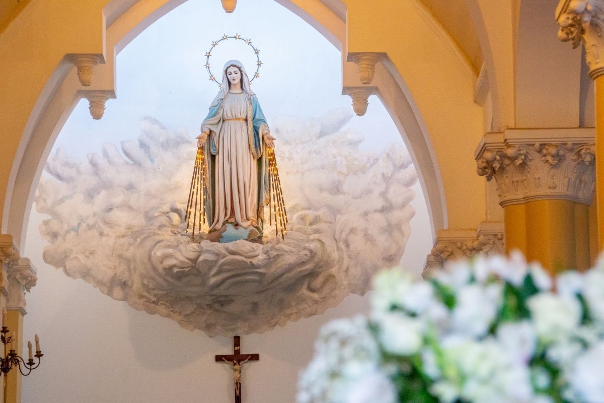 Estátua de Nossa Senhora das Graças.