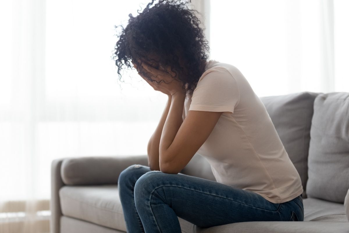 Mulher estressada com pensamentos intrusivos.