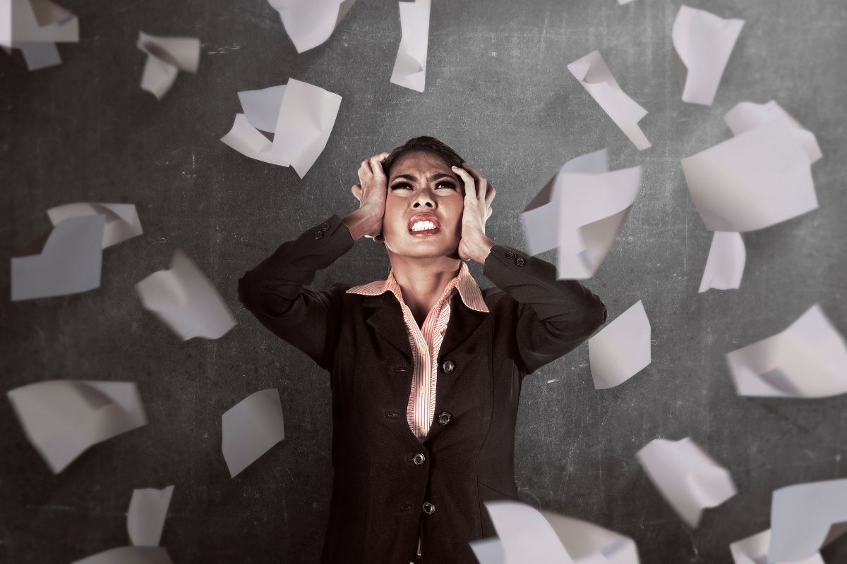 Mulher estressada com pensamentos intrusivos.