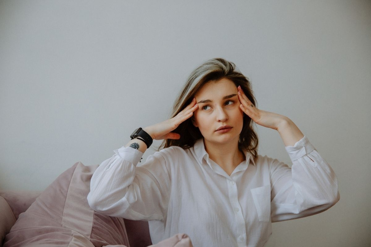 Mulher estressada com pensamentos intrusivos.