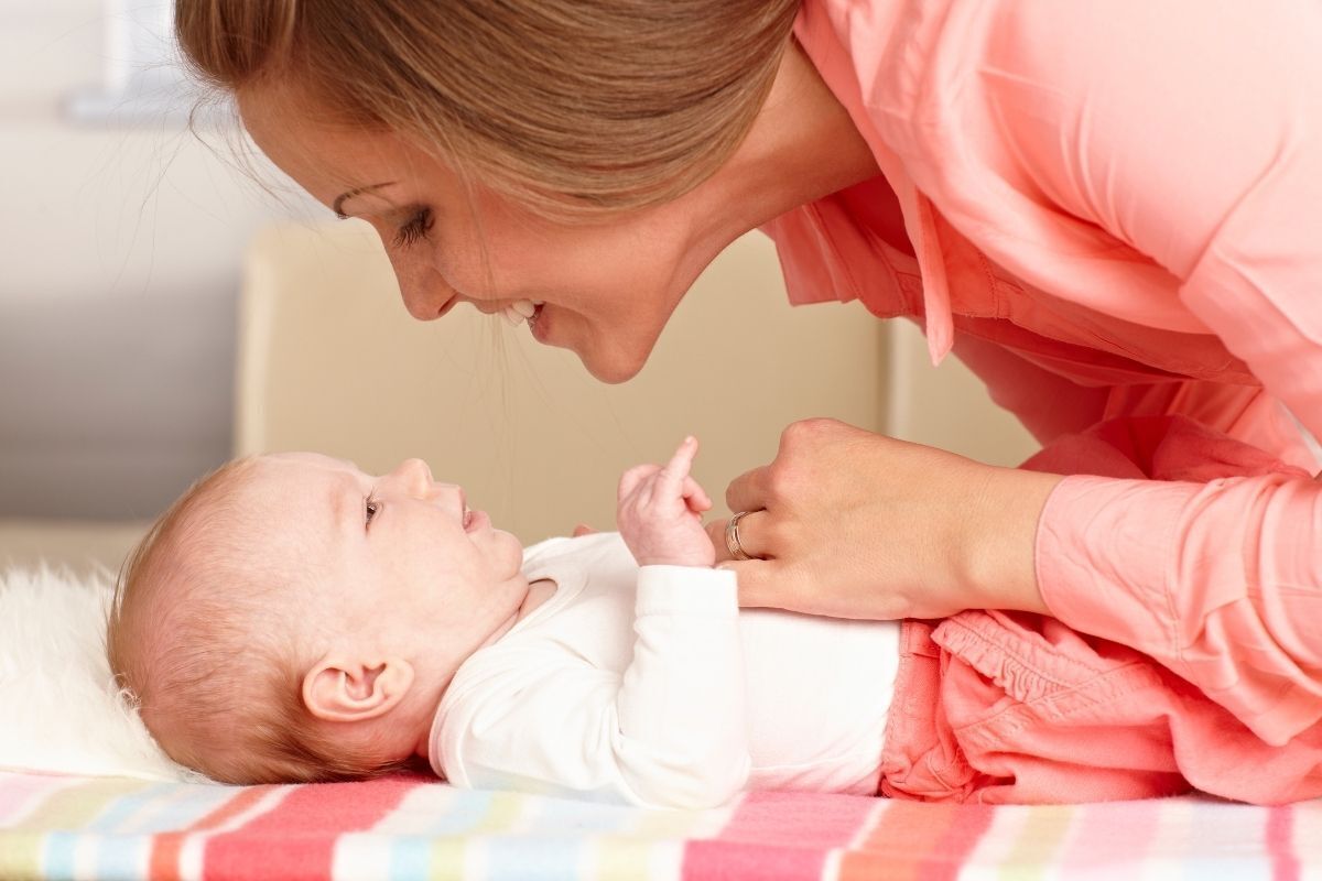 Mãe fazendo carinho em seu bebê