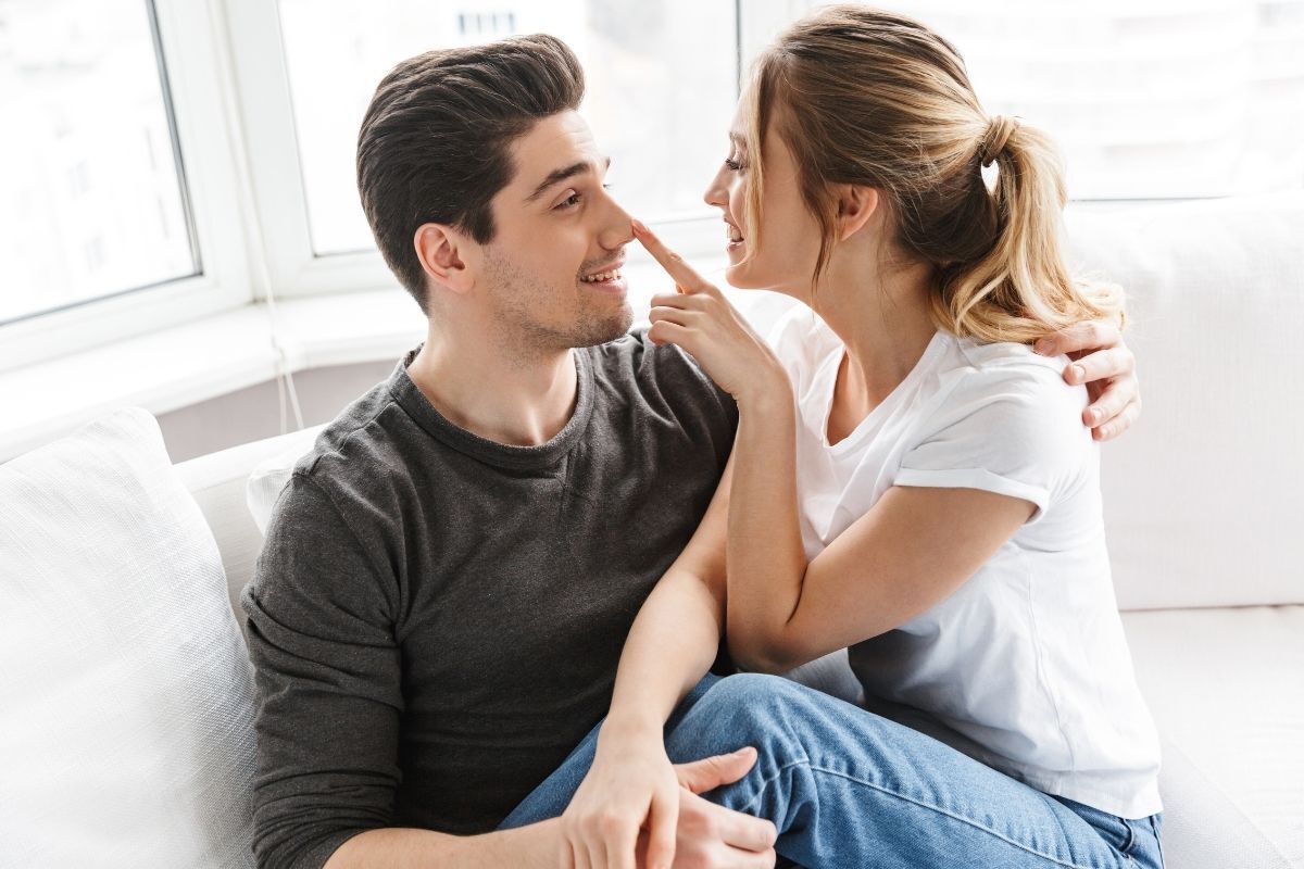 casal fazendo carinho um no outro