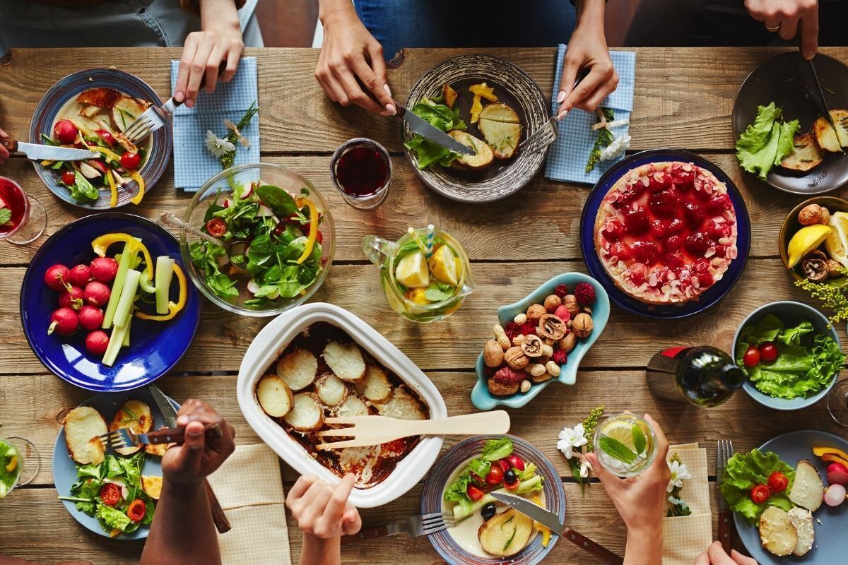 Mesa farta para o almoço