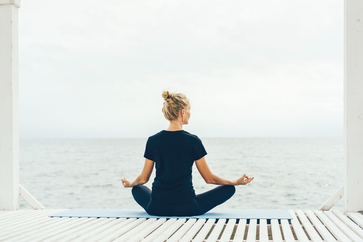 Mulher meditando