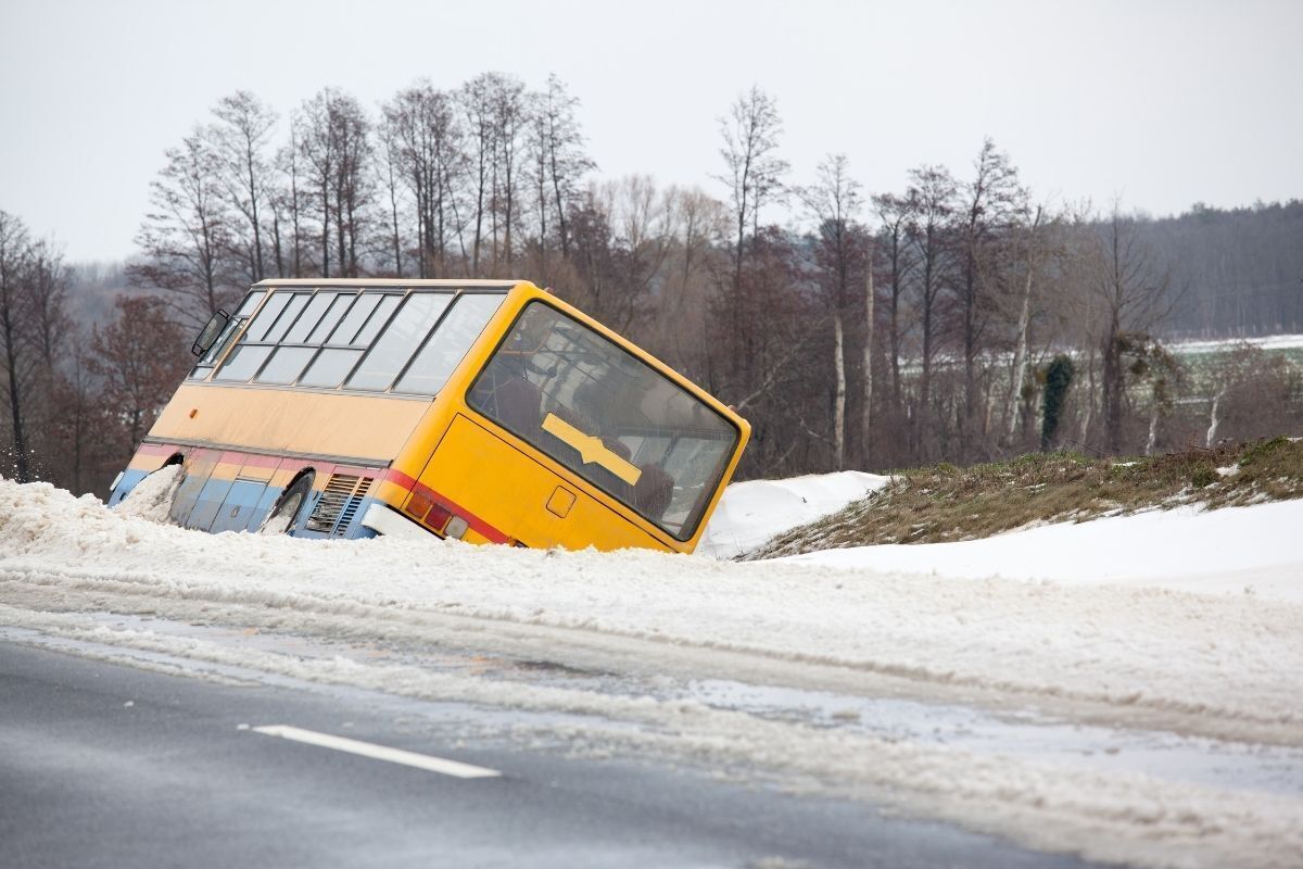 Ônibus virado na estrada.