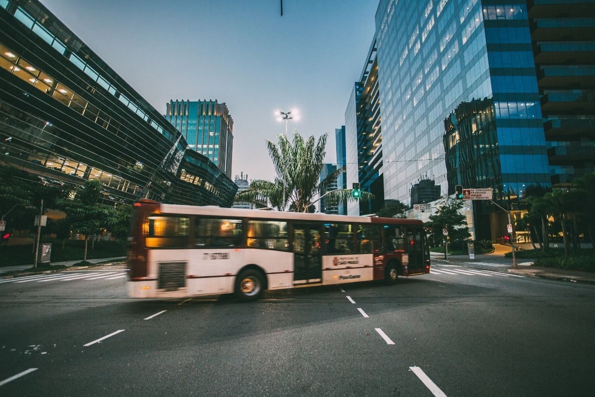 Ônibus em movimento.