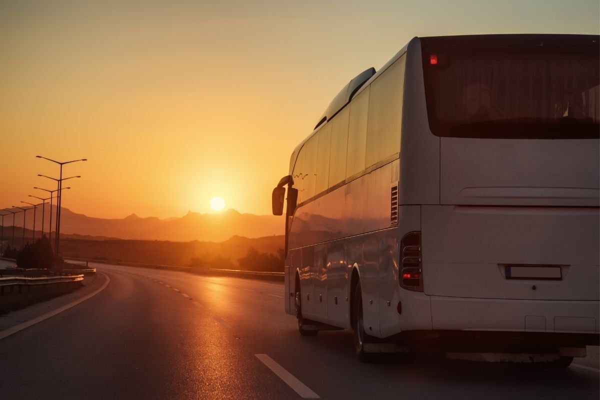 Ônibus na estrada.