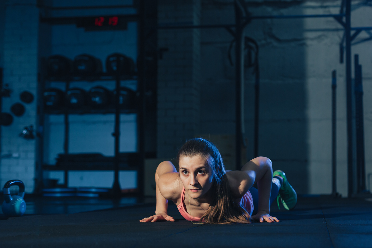 Mulher fazendo burpee na academia