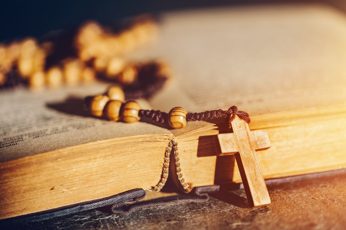 Crucifixo dentro de uma bíblia.