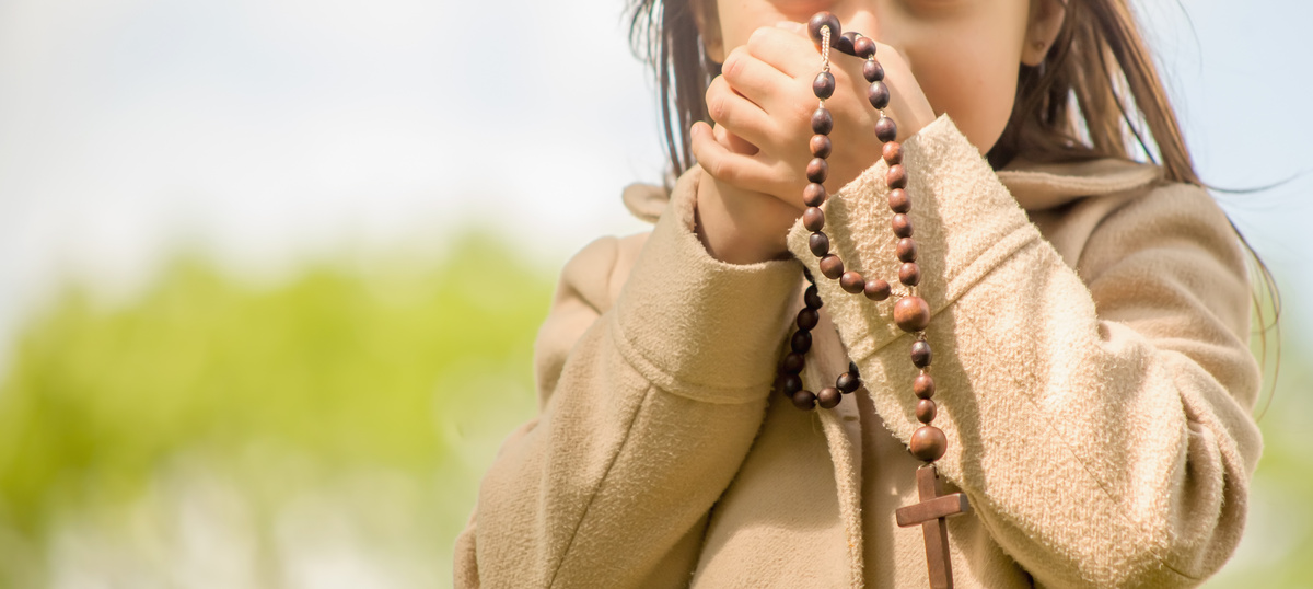 Criança com crucifixo.