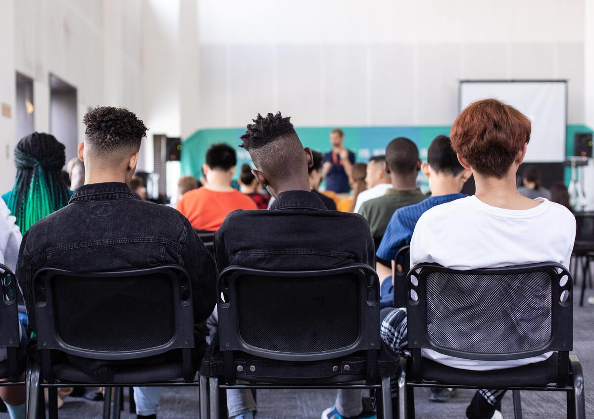 Alunos assistindo aula.